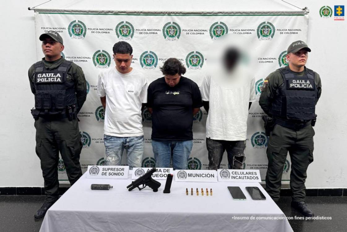Los señalados de participar en el secuestro de comerciante caleño en Medellín tras ser capturados. FOTO: FISCALÍA