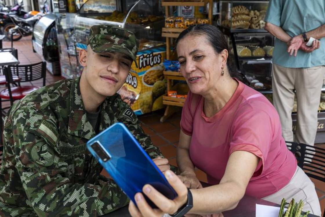 Al quedarse solos tuvieron un emotivo diálogo y se tomaron un par de fotografías para el recuerdo. FOTO: CAMILO SUÁREZ