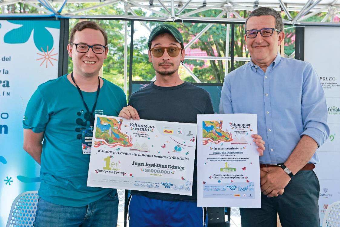 Juan José Díez Gómez (centro), ganador del primer puesto, junto a Santiago Silva (izq.), secretario de Cultura Ciudadana de Medellín, y Rodrigo Morales (der), director de Q’HUBO. /FOTO: MANUEL SALDARRIAGA QUINTERO