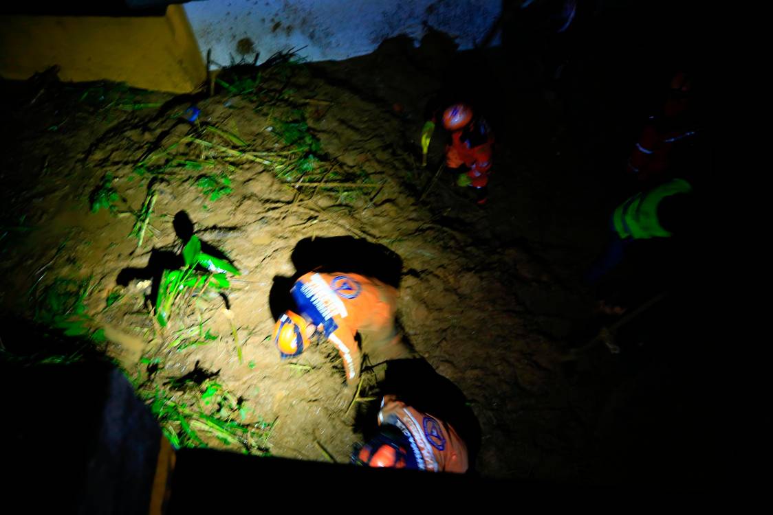 EN IMÁGENES: Confirman la muerte de cinco personas por un deslizamiento en Sabaneta