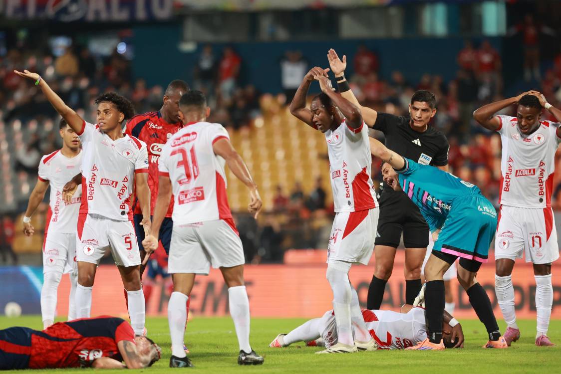 Momento en el que el Polaco cayó al suelo tras el golpe que tuvo con un jugador del América. FOTO: MANUEL SALDARRIAGA