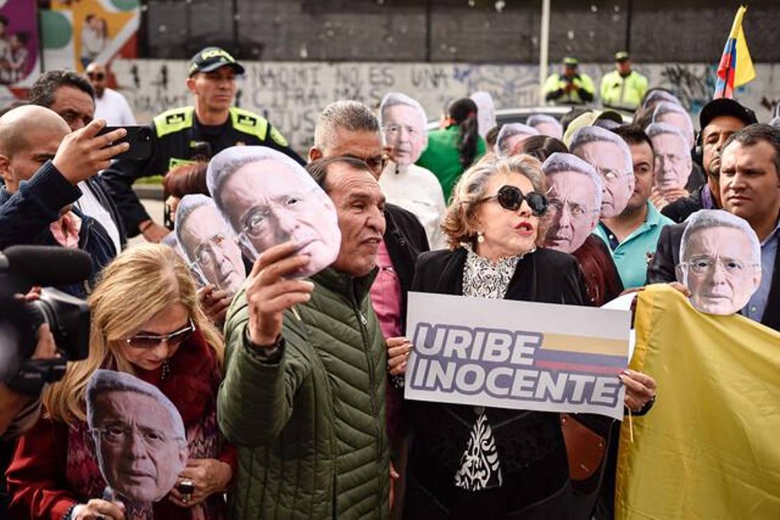Plantón frente al Complejo Judicial de Paloquemao (Bogota), en apoyo a Álvaro Uribe, quien asistió de manera virtual a la lectura del fallo en el juicio que enfrenta por presunto soborno y manipulación de testigos. <b><span class=mln_small-caps_mln>/ FOTO: COLPRENSA</span></b>