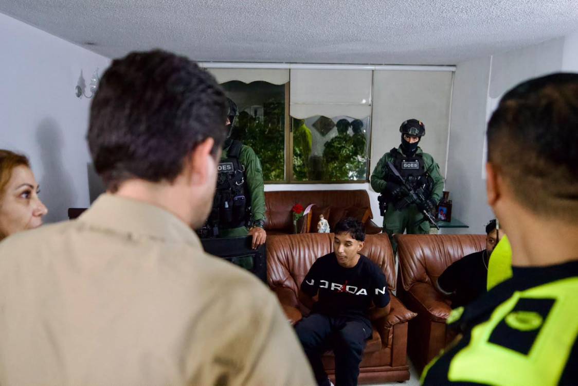 Jacobo Valenciano sentado en la vivienda en la que fue capturado. FOTO: ALCALDIA DE MEDELLIN