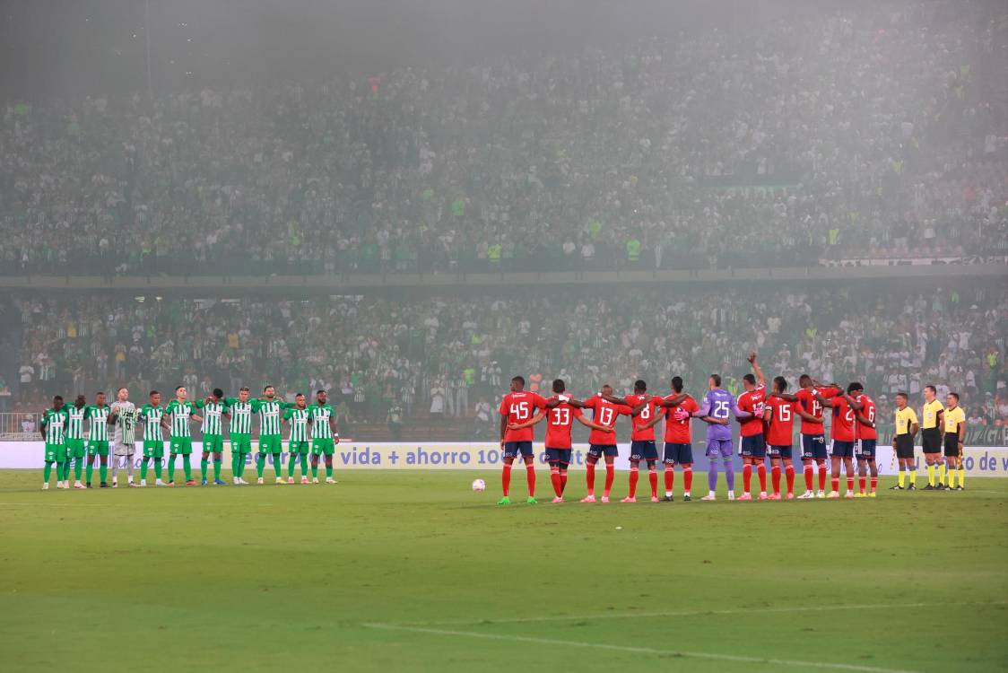 Ambos equipos se despidieron del técnico que marcó la historia en el fútbol antioqueño. /FOTO: MANUEL SALDARRIAGA QUINTERO