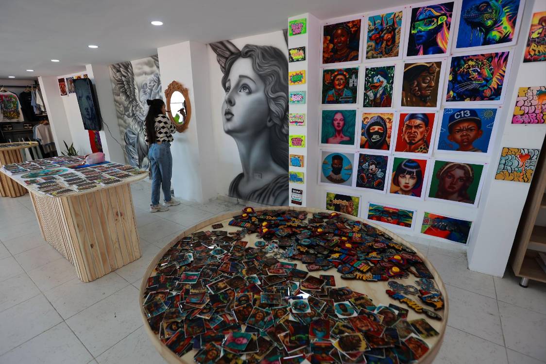 EN IMÁGENES: Ahora el parche en la 13 es posar con un gorila