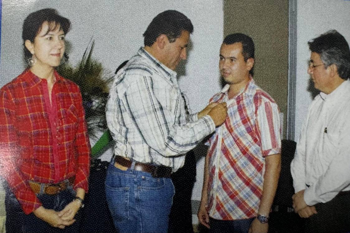 Jason guarda con orgullo la postal del reconocimiento que le dio la compañía cuando cumplió 5 años allí. FOTO: CORTESÍA