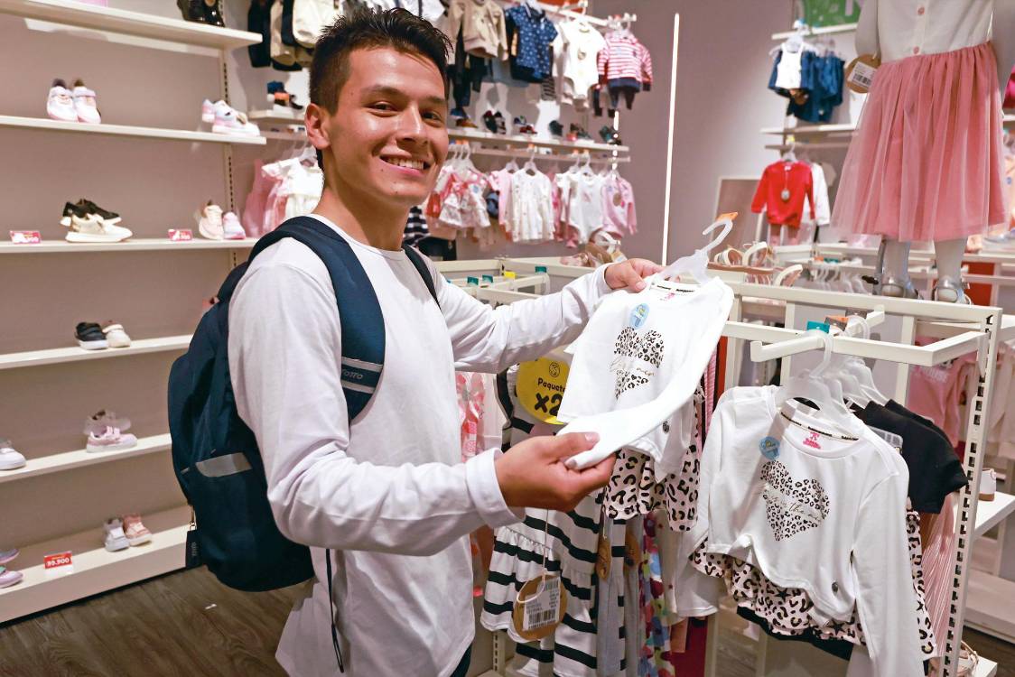 Víctor Daniel redimiendo su bono. /FOTO: MANUEL SALDARRIAGA QUINTERO