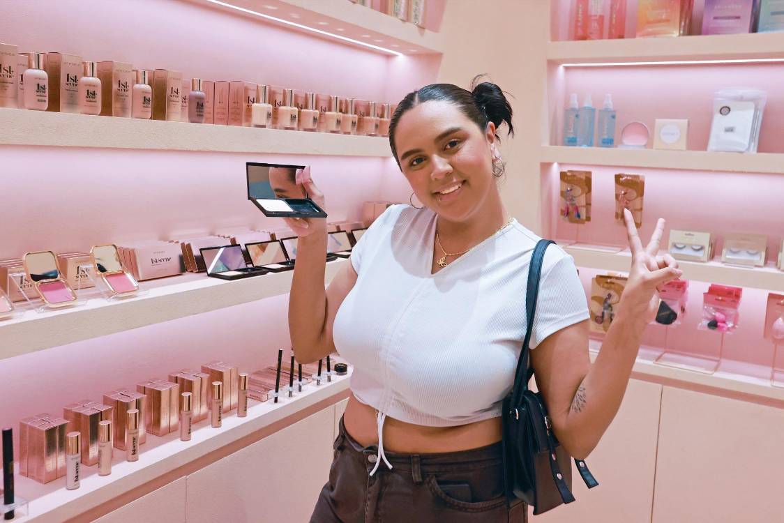 Daniela ya sabía qué iba a comprar con su bono regalo y aseguró que el premio lo compartirá con su familia. /FOTO: MANUEL SALDARRIAGA QUINTERO