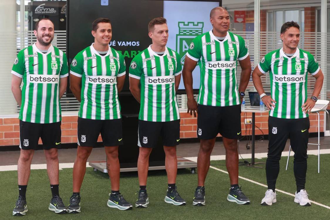 De izquierda a derecha: Luis Restrepo<span class=mln_small-caps_mln>, Camilo Cartagena, </span>Tiago Pina<span class=mln_small-caps_mln>, Alexis Henríquez y Lucas González, nuevo cuerpo técnico de Nacional. FOTO: MANUEL SALDARRIAGA</span>