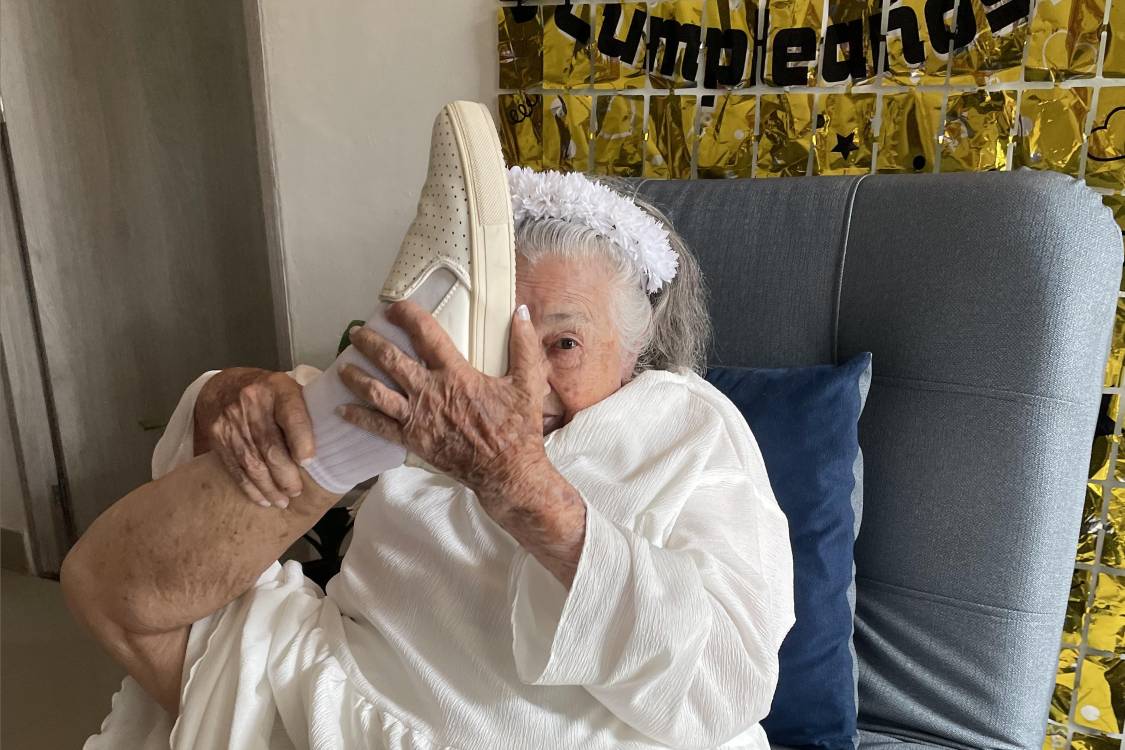 EN FOTOS: Tere cumplió los 100 años y se persigna con el pie