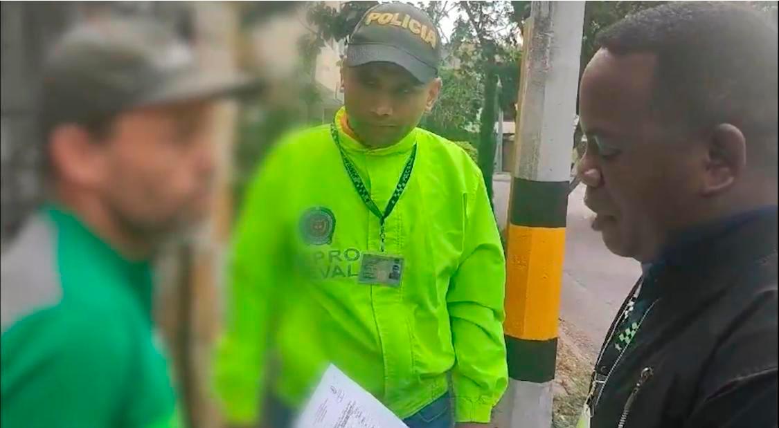 Momento de la captura del funcionario de la UdeA. /FOTO: CORTESÍA ALCALDÍA DE MEDELLÍN