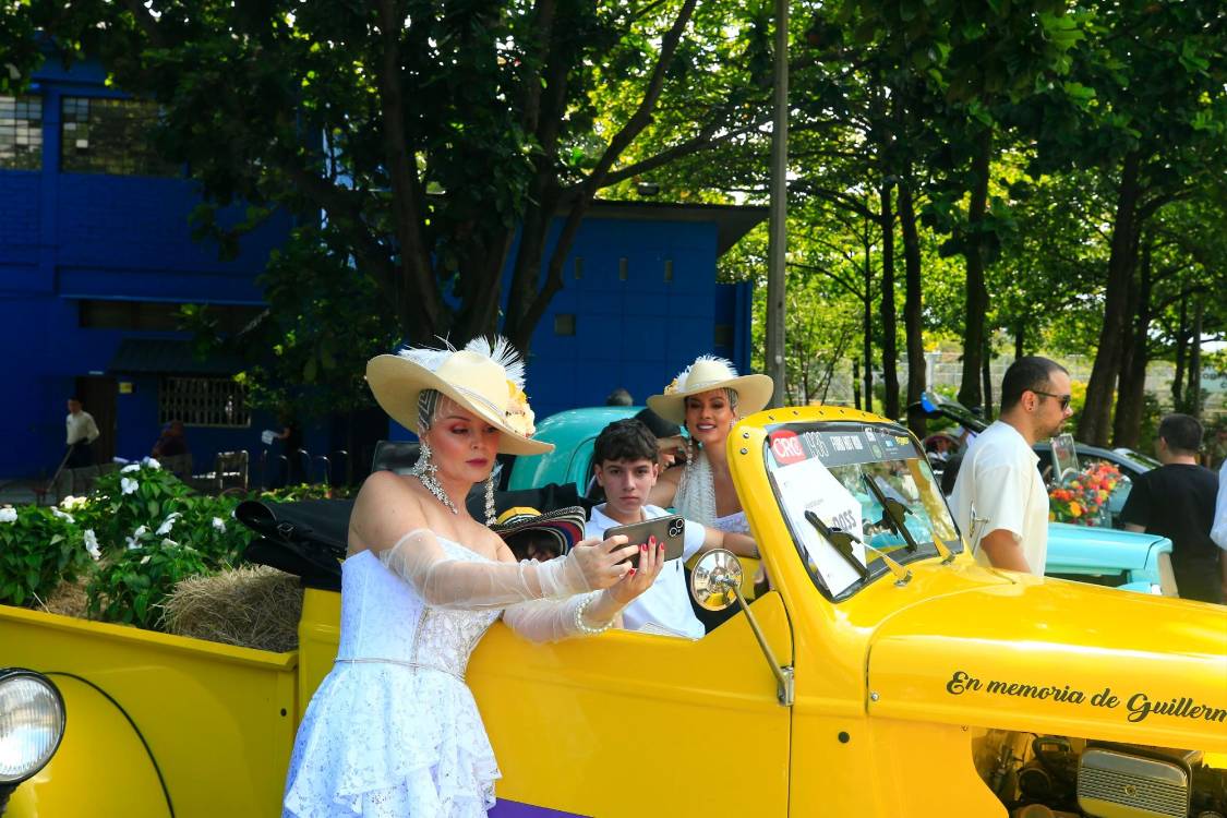 El parche empezó muy AM en el parqueadero de la UPB.