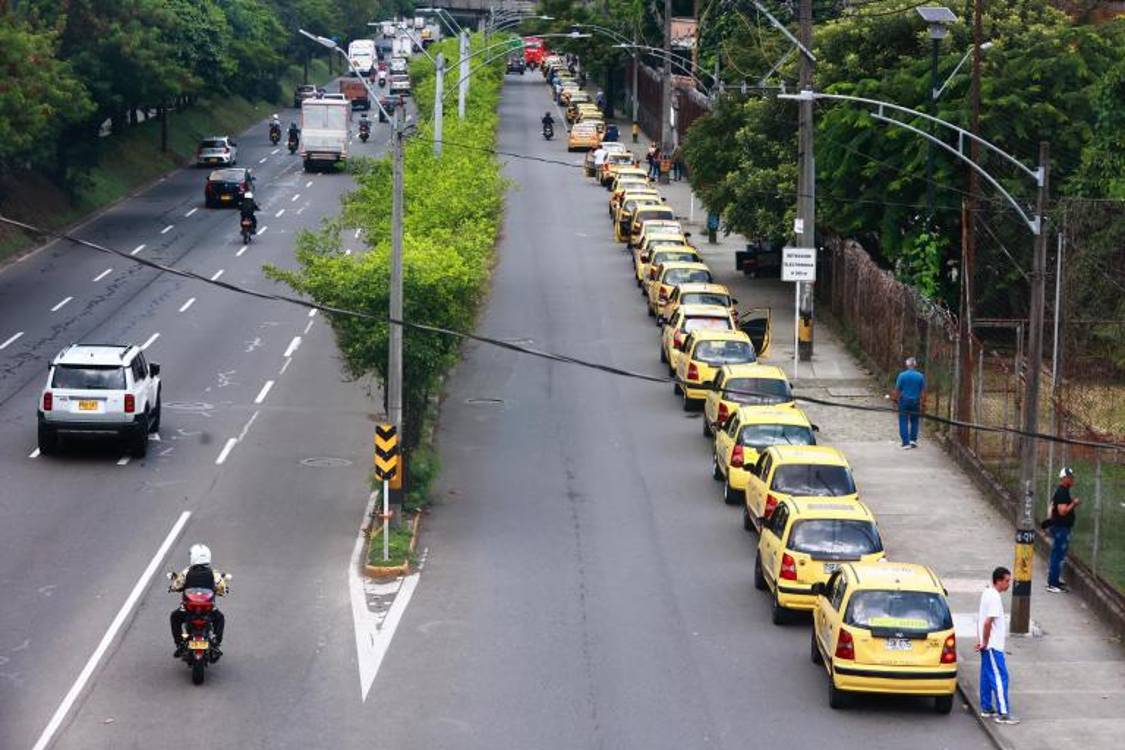 Acopio de taxis en Medellín. FOTO: MANUEL SALDARRIAGA