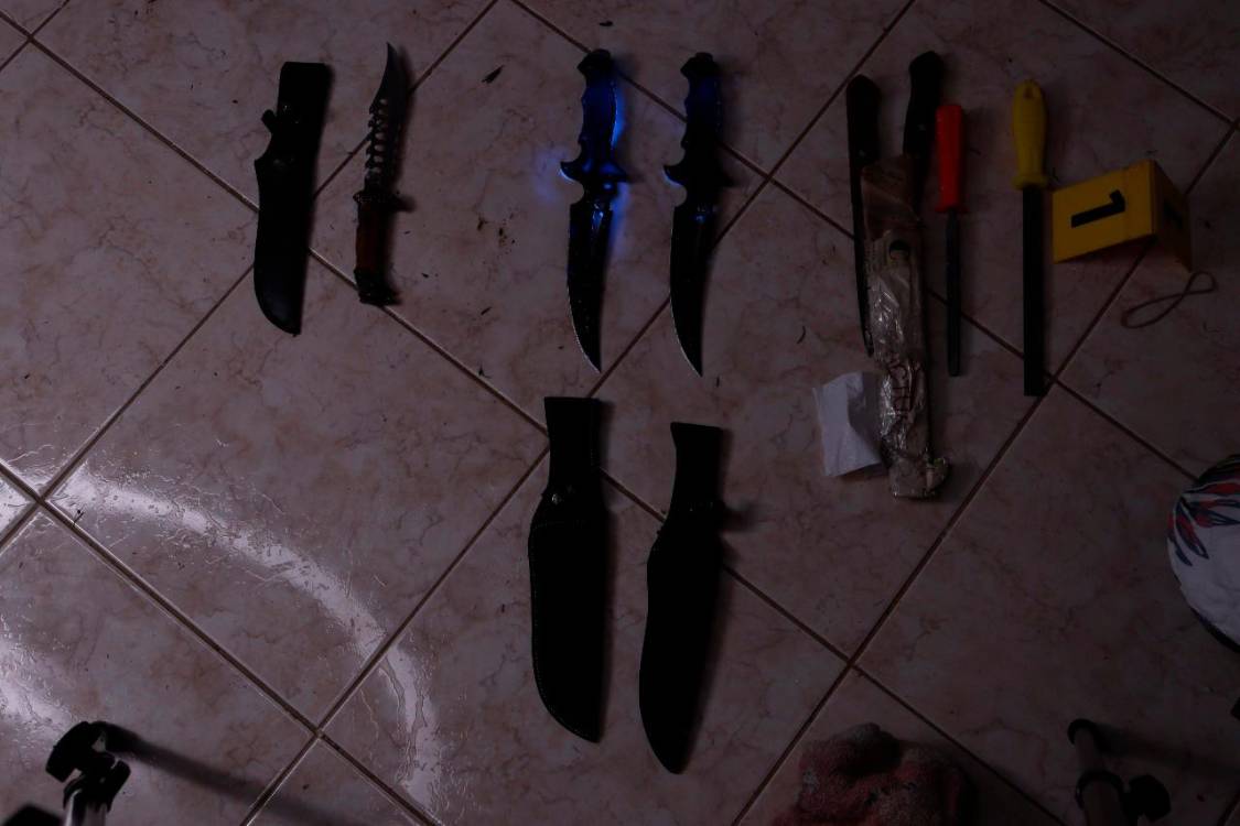 $!Durante los allanamientos incautaron dos armas cortopunzantes. /FOTO: POLICÍA NACIONAL