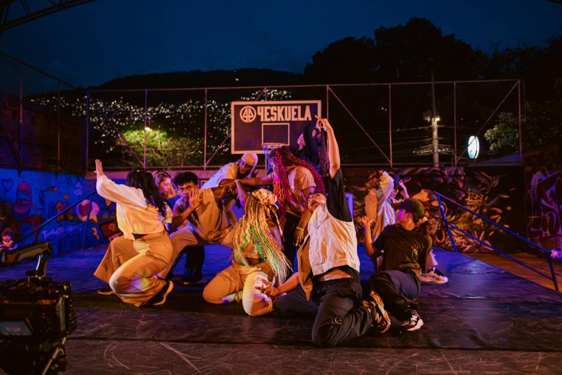 Algunos de los estudiantes de <b>4Eskuela en una muestra artística. FOTO: CORTESÍA</b>