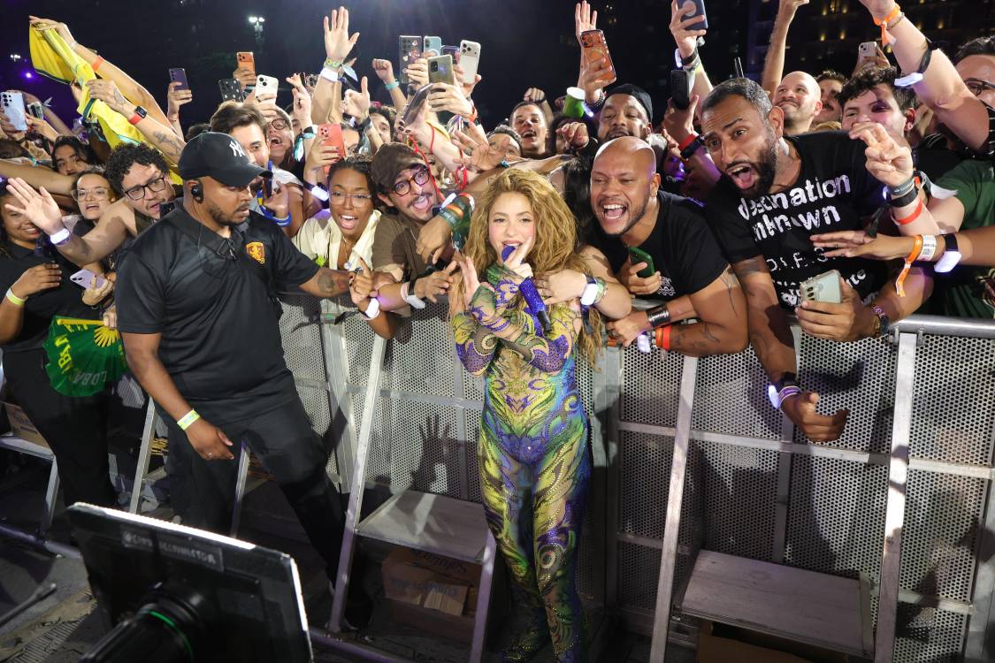 Shakira y sus fans. FOTO: KEVIN MAZUR