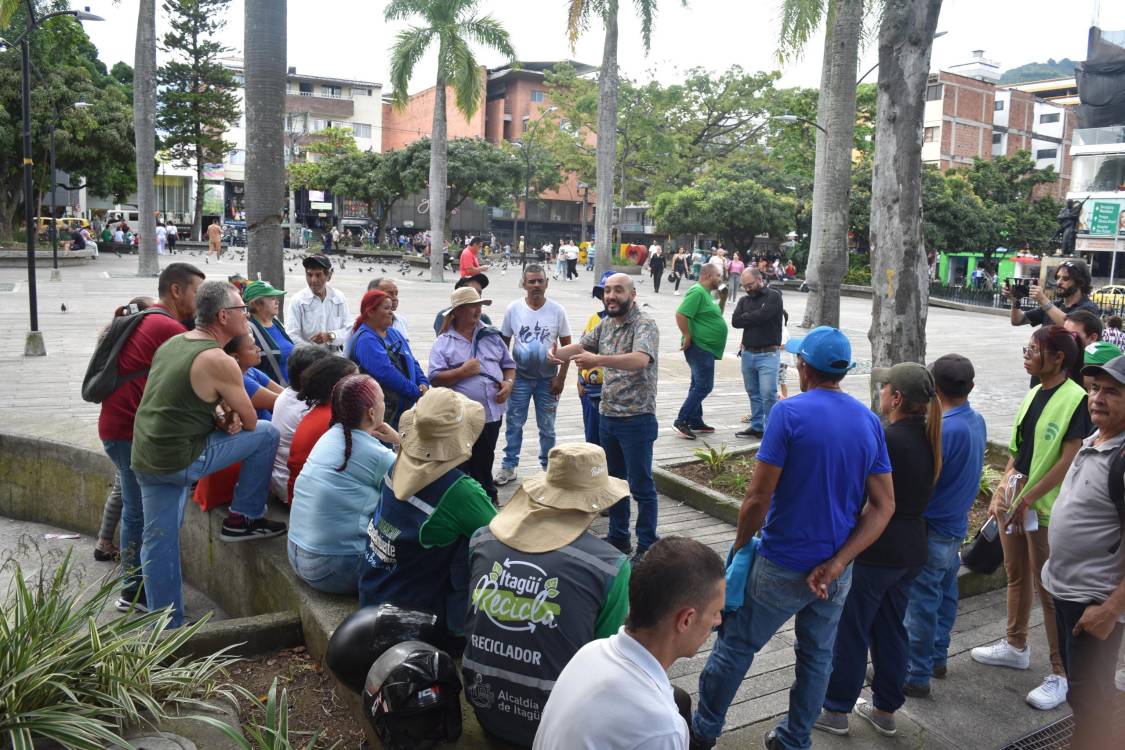 Charla a recicladores en Itagüí. <b><span class=mln_small-caps_mln>/FOTO: CORTESÍA ANDRÉS CHICA</span></b>