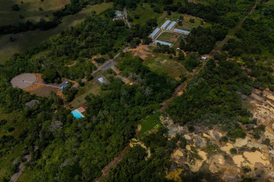 A la izquierda, donde están las piscinas, es el batallón. A la derecha se veía cómo la actividad minera ilegal ya tocaba predios del Ejército. FOTO: TOMADA DE THE NEW YORK TIMES