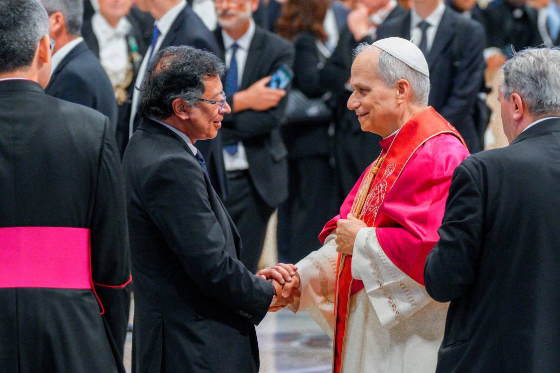 Así fue el encuentro del presidente Gustavo Petro con el papa León XIV. Ambos reunirán de nuevo este lunes en una audiencia formal, según lo dio a conocer el mandatario colombiano. <b><span class=mln_small-caps_mln>/FOTO: PRESIDENCIA DE COLOMBIA</span></b>