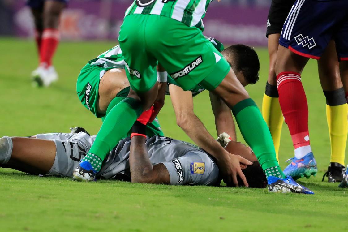 Compañeros de equipo pidieron atención médica. /FOTO: JAIME PÉREZ