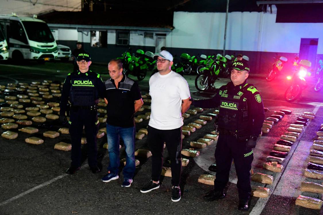 $!Los dos capturados en La América con más de 300 kilos de marihuana. /FOTO: POLICÍA NACIONAL