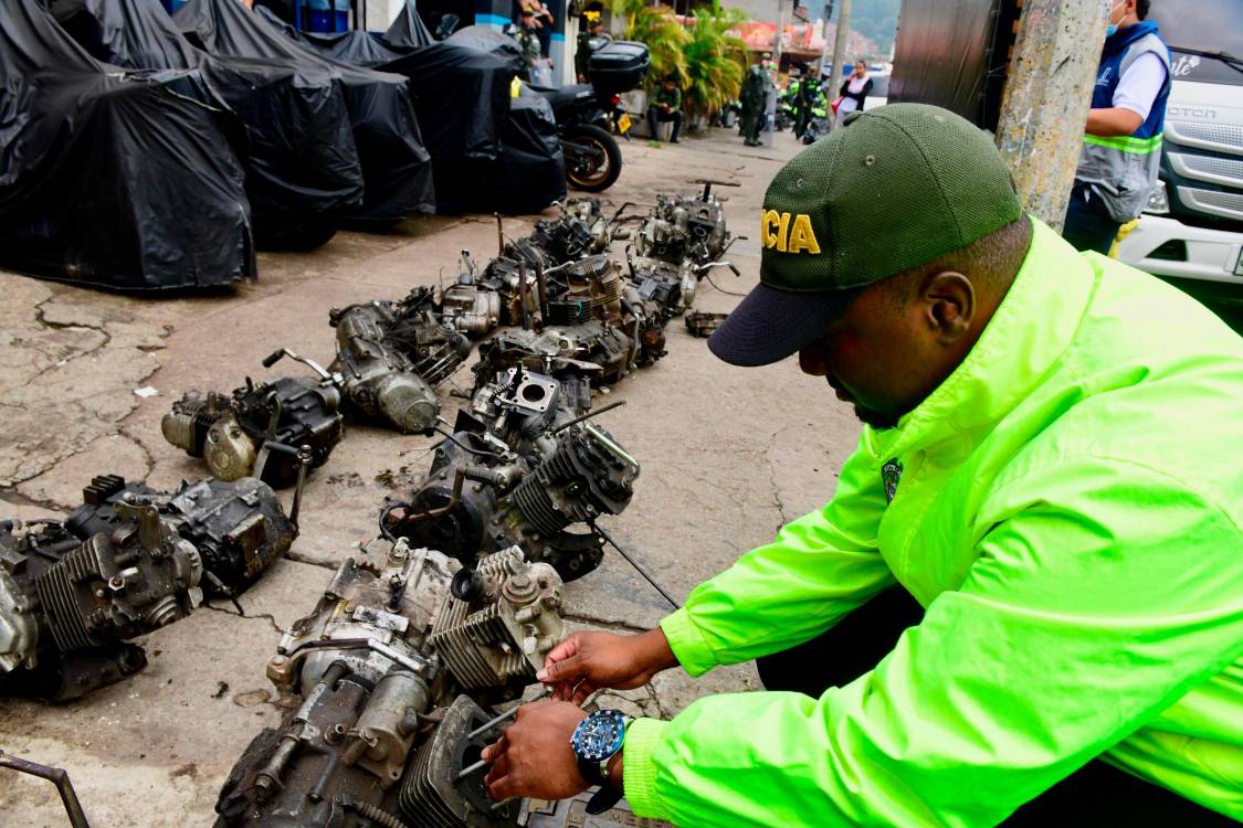 Las uniformados encontraron 60 motores regrabados. /FOTO: POLICÍA NACIONAL