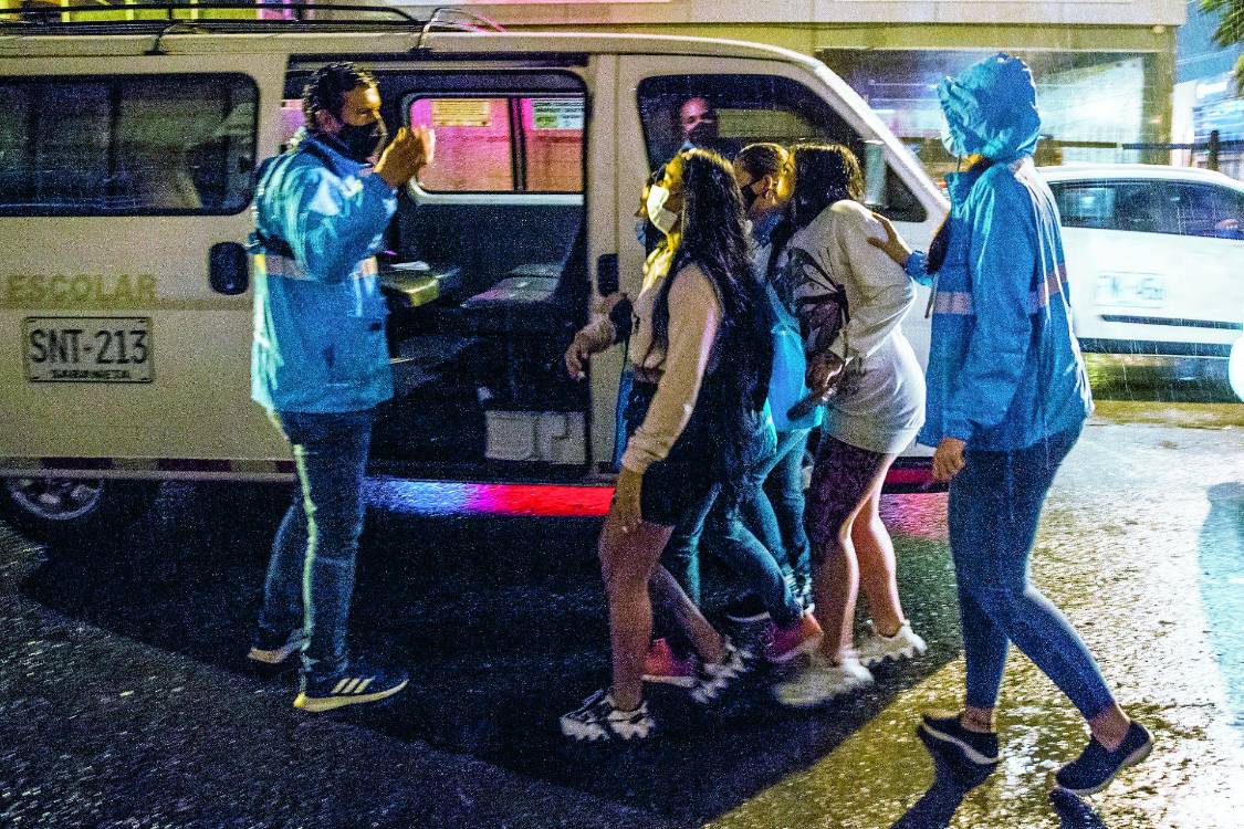 Las autoridades realizan constantes operativos en zonas como el parque Lleras y Provenza para combatir la explotación sexual de mujeres, niñas, niños y adolescentes. FOTO: JULIO CÉSAR HERRERA