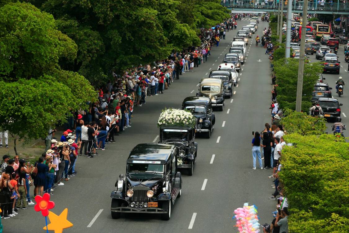 Como disfrutar del desfile no tiene costo, las familias y amigos se parcharon a un costado de la vía a ver los carros, cosa que solo pasa por estas fechas en Medellín.