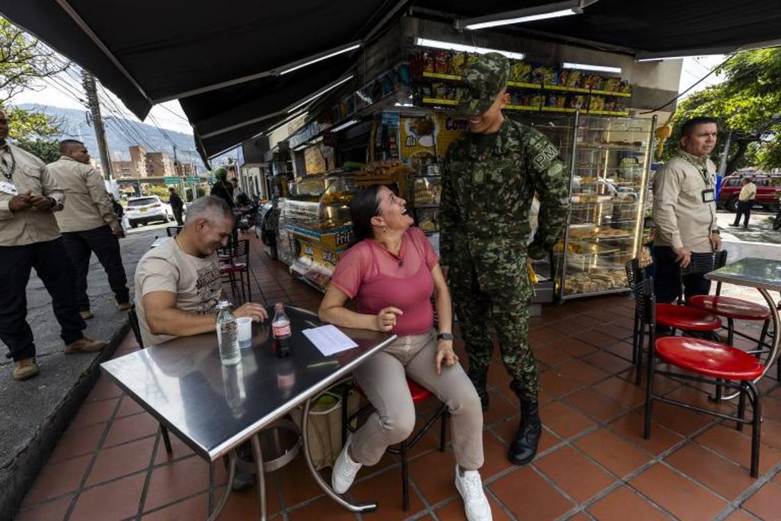 Sandra Milena no ocultó la cara de sorpresa tras ver que a sus espaldas estaba su adorado hijo Juan José. FOTO: CAMILO SUÁREZ