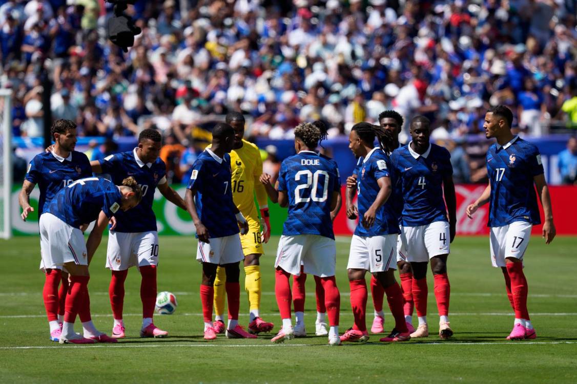Jugadores franceses con guayos fucsia. FOTO: GETTY IMAGES