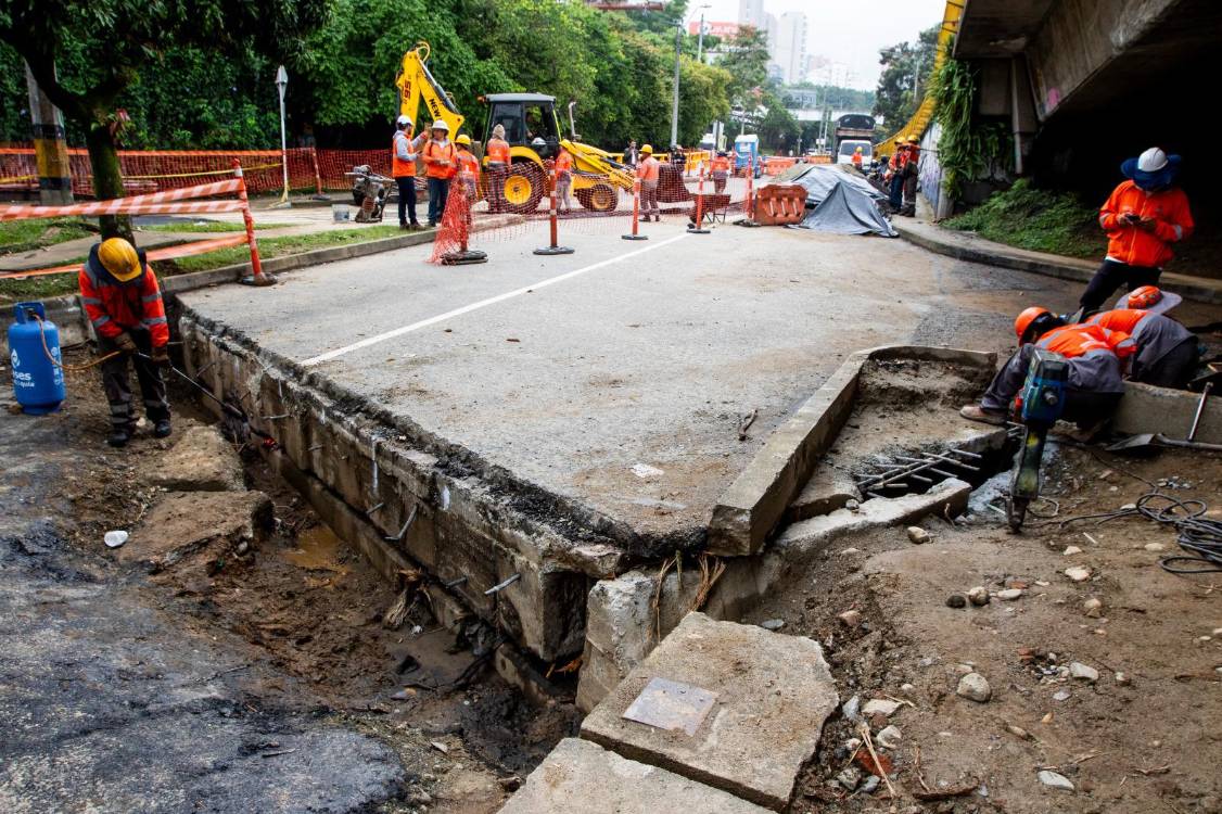 Así avanzan las obras para recuperar la capa asfáltica que se levantó en medio de las inundaciones del miércoles en la calle 10, cerca a Monterrey. FOTO: JULIO CÉSAR HERRERA