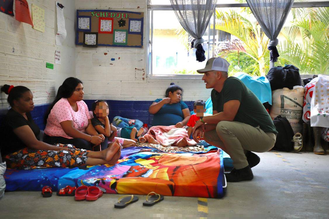 Gobernador de Antioquia en albergues de Bello.<b><span class=mln_small-caps_mln>/FOTO: GOBERNACIÓN DE ANTIOQUIA</span></b>