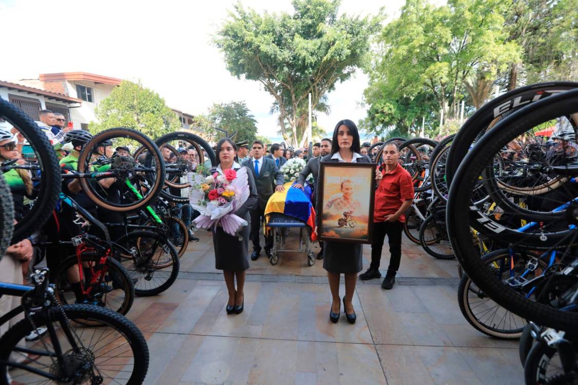 Ciclistas le hicieron calle de honor al féretro. /FOTO: ESNEYDER GUTIÉRREZ