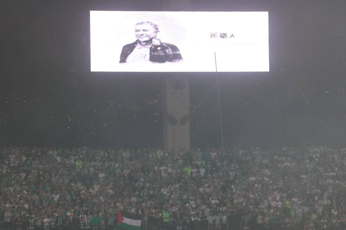 La hinchada del Nacional también se unió al minuto de silencio en honor a Pedro Sarmiento. /FOTO: MANUEL SALDARRIAGA QUINTERO