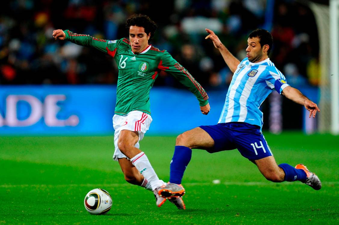 Efraín Jérez (izq) y Javier Mascherano. / FOTO: GETTY.