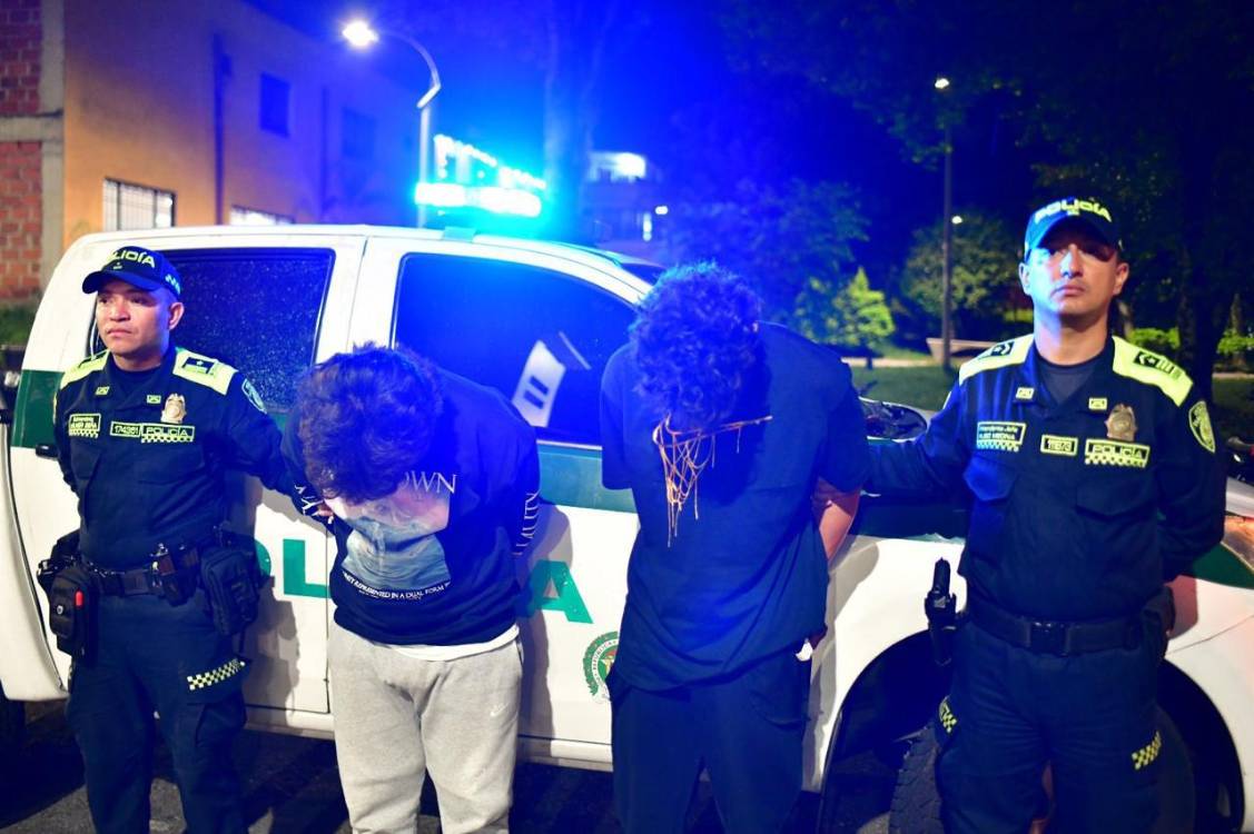 Dos capturados por robo en El Poblado. FOTO: POLICÍA METROPOLITANA DEL VALLE DE ABURRÁ