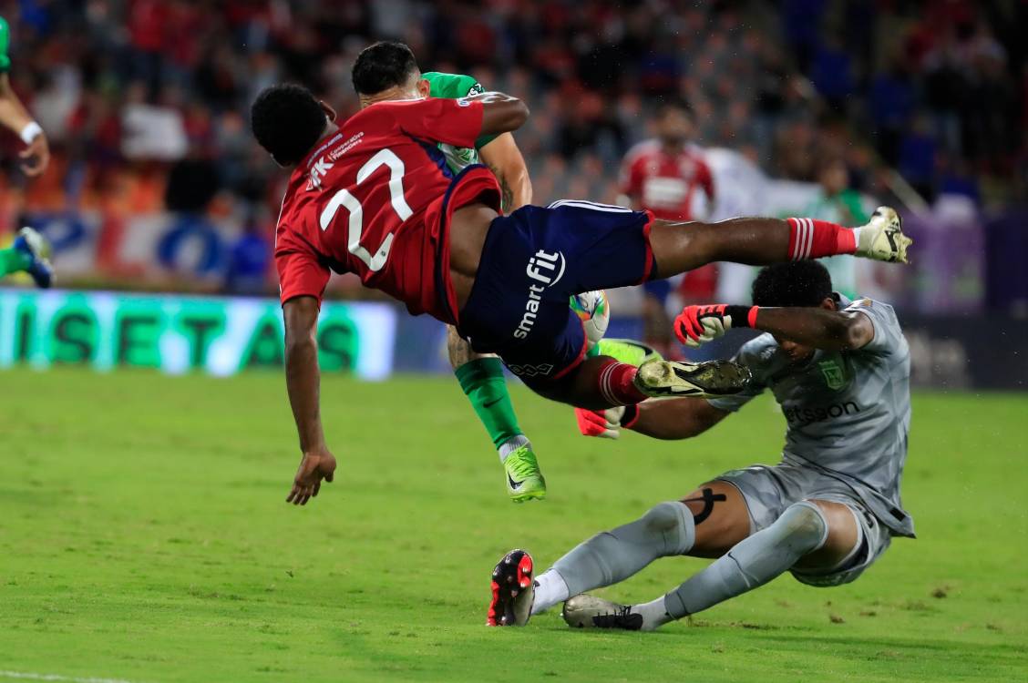 El arquero salió y terminó elevando a León. /FOTO: JAIME PÉREZ