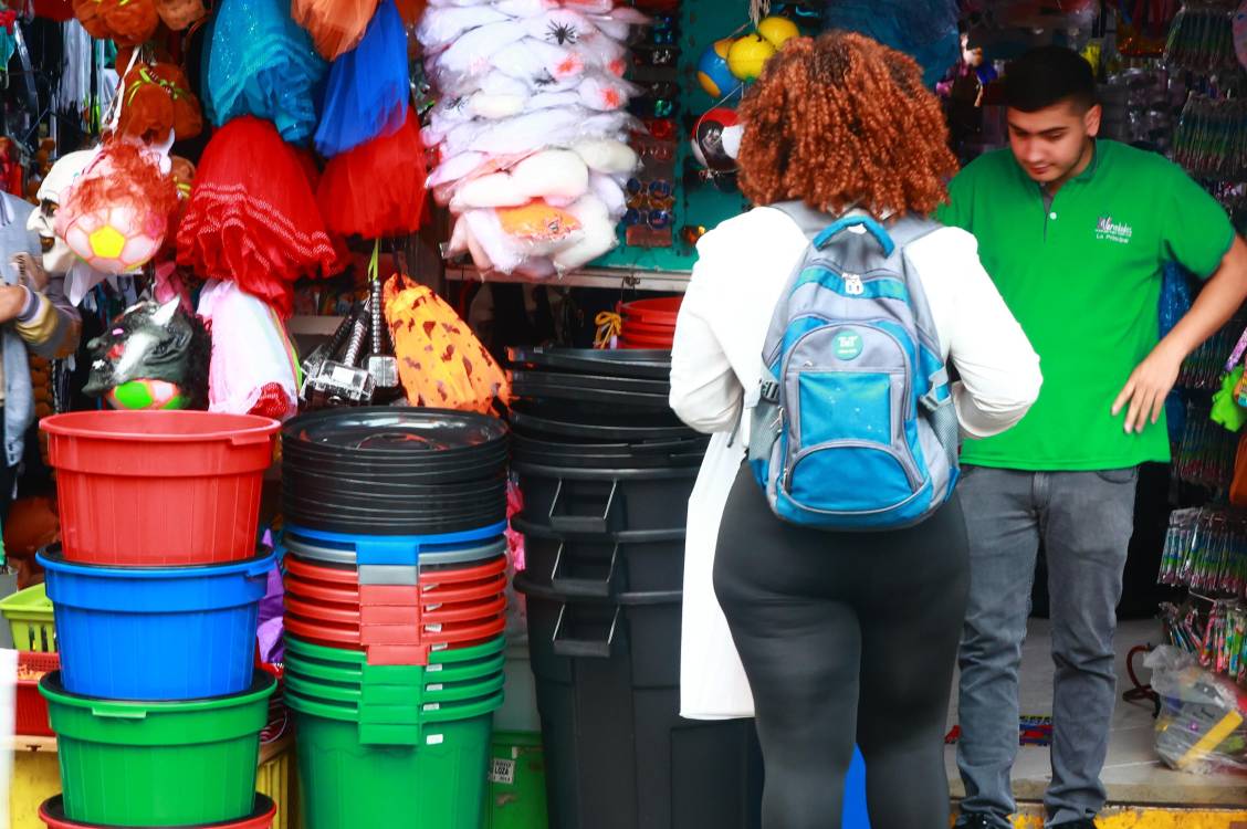 Comercio de canecas y baldes en el municipio de Bello por el corte de agua en el norte del Valle de Aburrá por trabajos de modernización de la planta Manantiales. Lugar: Bello. <b><span class=mln_small-caps_mln>/FOTO: MANUEL SALDARRIAGA</span></b>