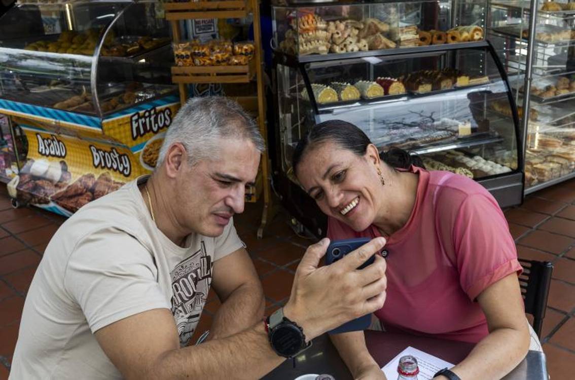 Junto al gobernador Andrés Julián Rendón le hicieron una videollamada a Juan José, quien estaba allí cerca. FOTO: CAMILO SUÁREZ