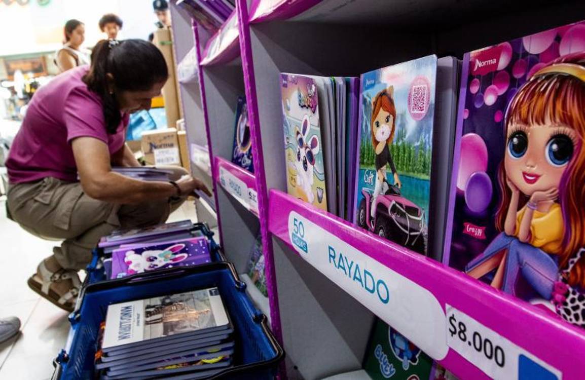 Venta de útiles escolares por la temporada escolar. FOTO: JULIO CÉSAR HERRERA