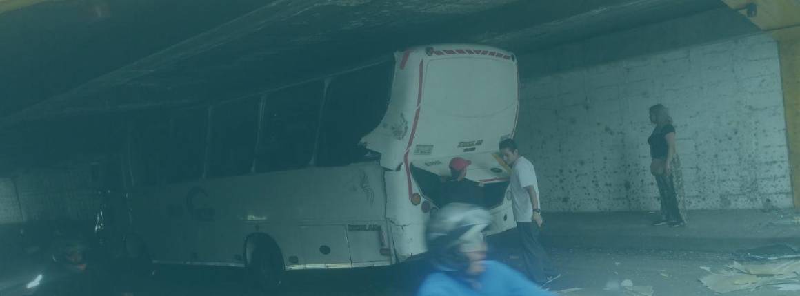 Imagen ASÍ PASÓ Un-bus-quedó-atrapado-en-el