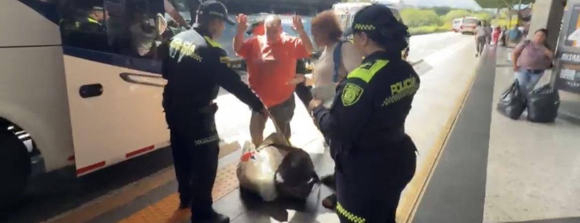 Momento en que el neerlandés es interceptado por miembros de Migración y Policía en la terminal de transporte. FOTO: MIGRACIÓN COLOMBIA