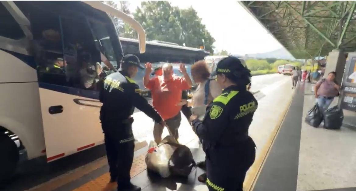 Momento en que el neerlandés es interceptado por miembros de Migración y Policía en la terminal de transporte. FOTO: MIGRACIÓN COLOMBIA