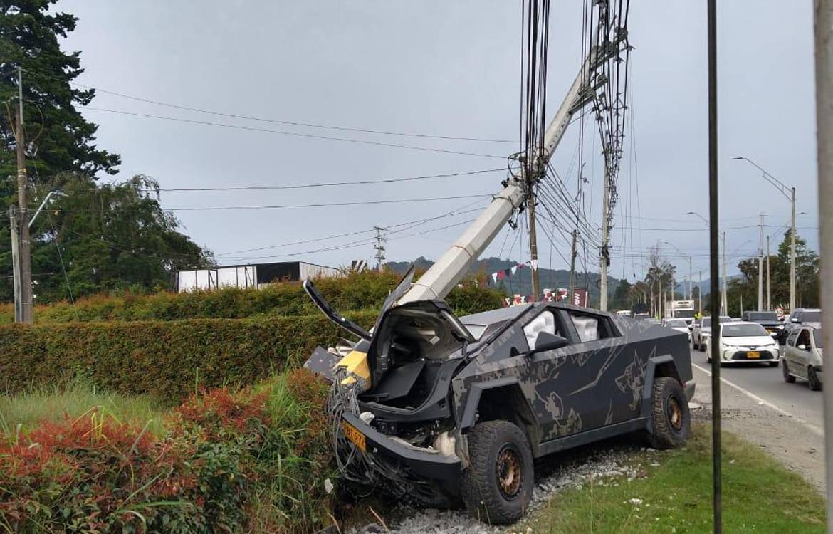 Así quedó el vehículo de alta gama, de la marca Tesla. FOTO: CORTESÍA