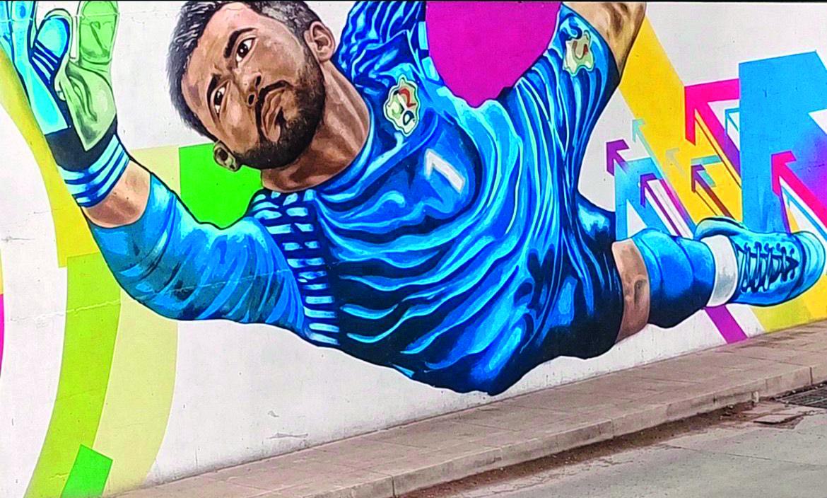 En la avenida que conduce al aeropuerto de Guadalajara hay un mural gigante de Camilo Vargas, atajando uno de los penales para el título del bicampeonato 2022. FOTO: IG @MINUTOROJINEGRO