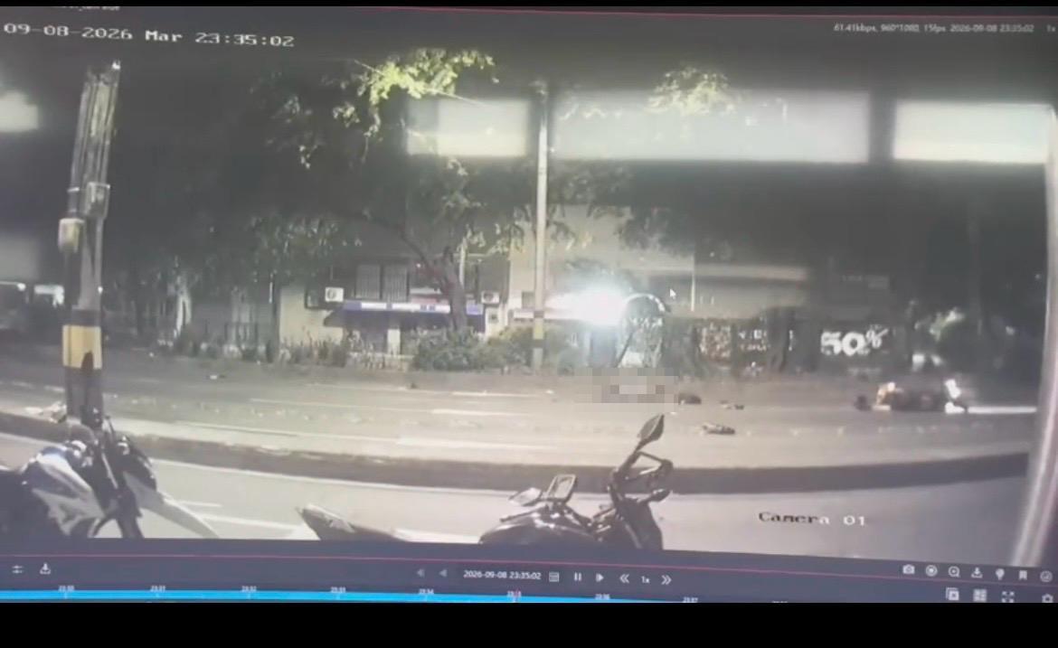 Una cámara del sector captó el momento en el que Daniel pierde el control de la moto, presuntamente, por la acción de un habitante de calle. FOTO: CORTESÍA