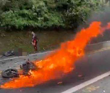 Dos motos chocaron de frente en la variante Las Palmas. FOTO: CAPTURA DE VIDEO