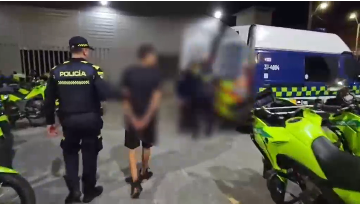 Momento de la captura de los presuntos ladrones. FOTO: POLICÍA METROPOLITANA
