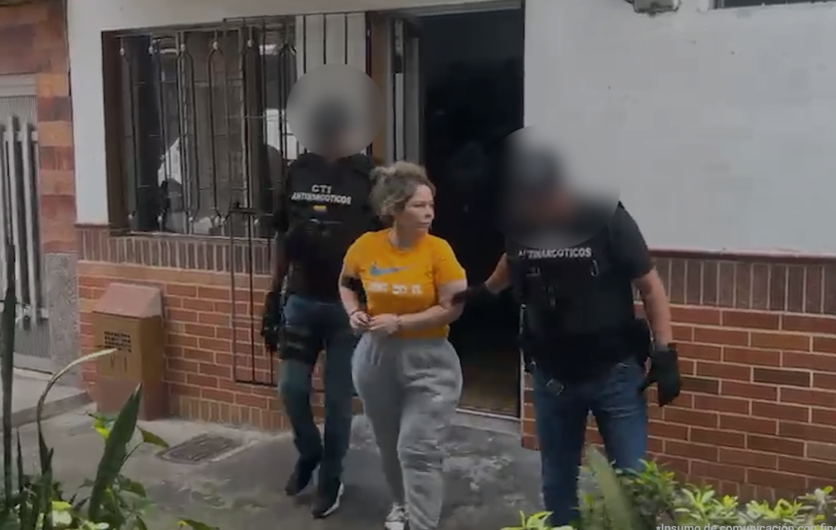 Este es el momento en el que Nidia Correa Atehortúa es sacada esposada de una casa en el barrio Fátima. FOTO: FISCALÍA GENERAL DE LA NACIÓN