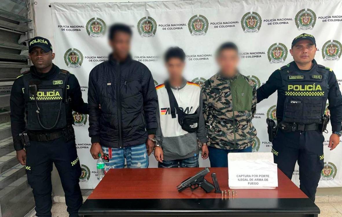 Los tres sujetos capturados en Envigado. /FOTO: POLICÍA NACIONAL